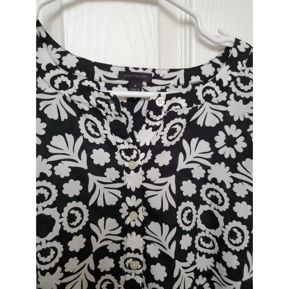 Ann Taylor Button-Front Top Women’s M | Black & White Floral Print Blouse - Picture 2 of 5